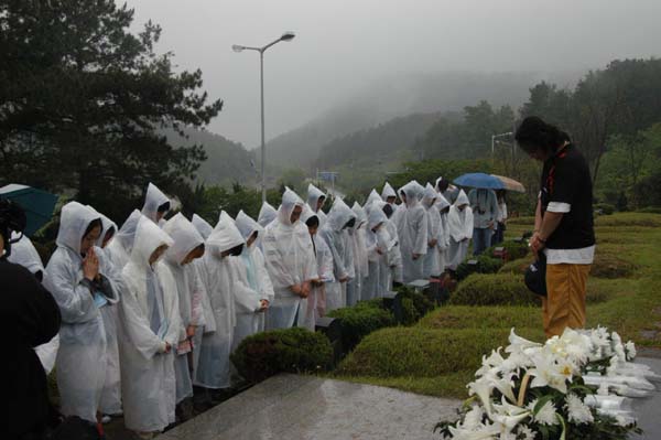 망월동 구묘에서 참배하고 있는 학생들 